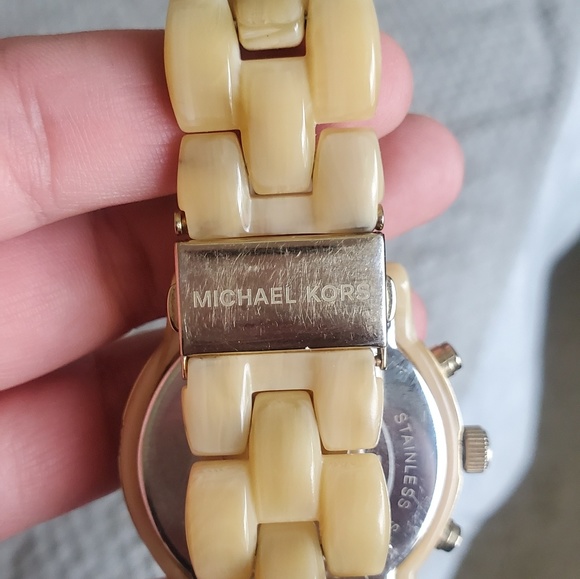 Michael Kors JetSet Champane Mother of Pearl Watch - Picture 3 of 5
